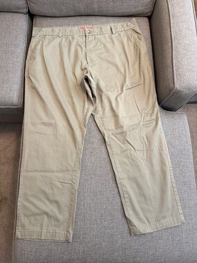 Men’s Lee Tri-flex relaxed fit Khaki pants, size 40x30.